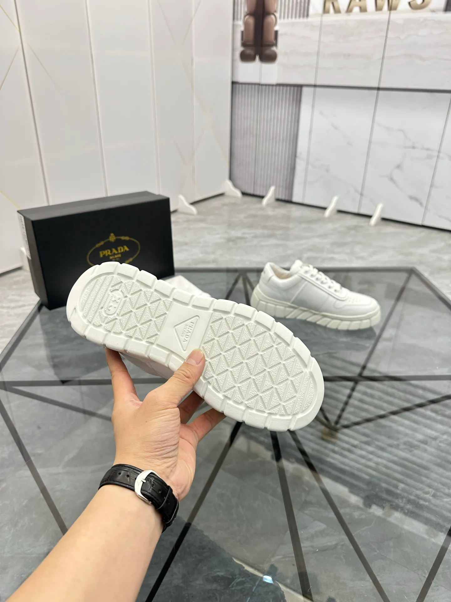 Men's shoes: 💰P420¥ Product trademark: Prada *"Prada*" low-top casual shoes Regular size: 38-44 (can be customized to 45) Product materials: imported cowhide upper, sheepskin lining, original outsole. Number: 020